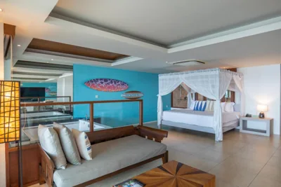 Kingsize-Suite mit Meerblick und Poolzugang – Nichtraucher — Zenmaya Oceanfront Phuket, Trademark Collection by Wyndham